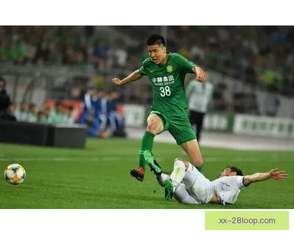 王刚在对阵山东泰山比赛中不幸多根肋骨骨折受重伤